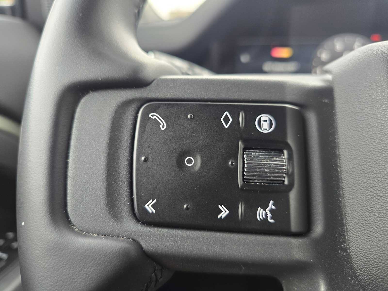 Used 2024 Land Rover Defender 110 X-Dynamic SE AWD/4WD image 33