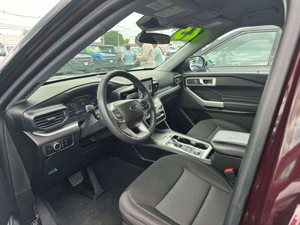 Used 2023 Ford Explorer XLT AWD/4WD image 15