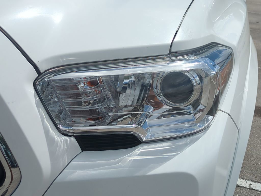 Used 2022 Toyota Tacoma SR5 w/ Technology Package RWD image 11