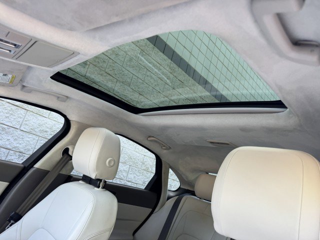 Used 2020 Jaguar XF Premium image 28