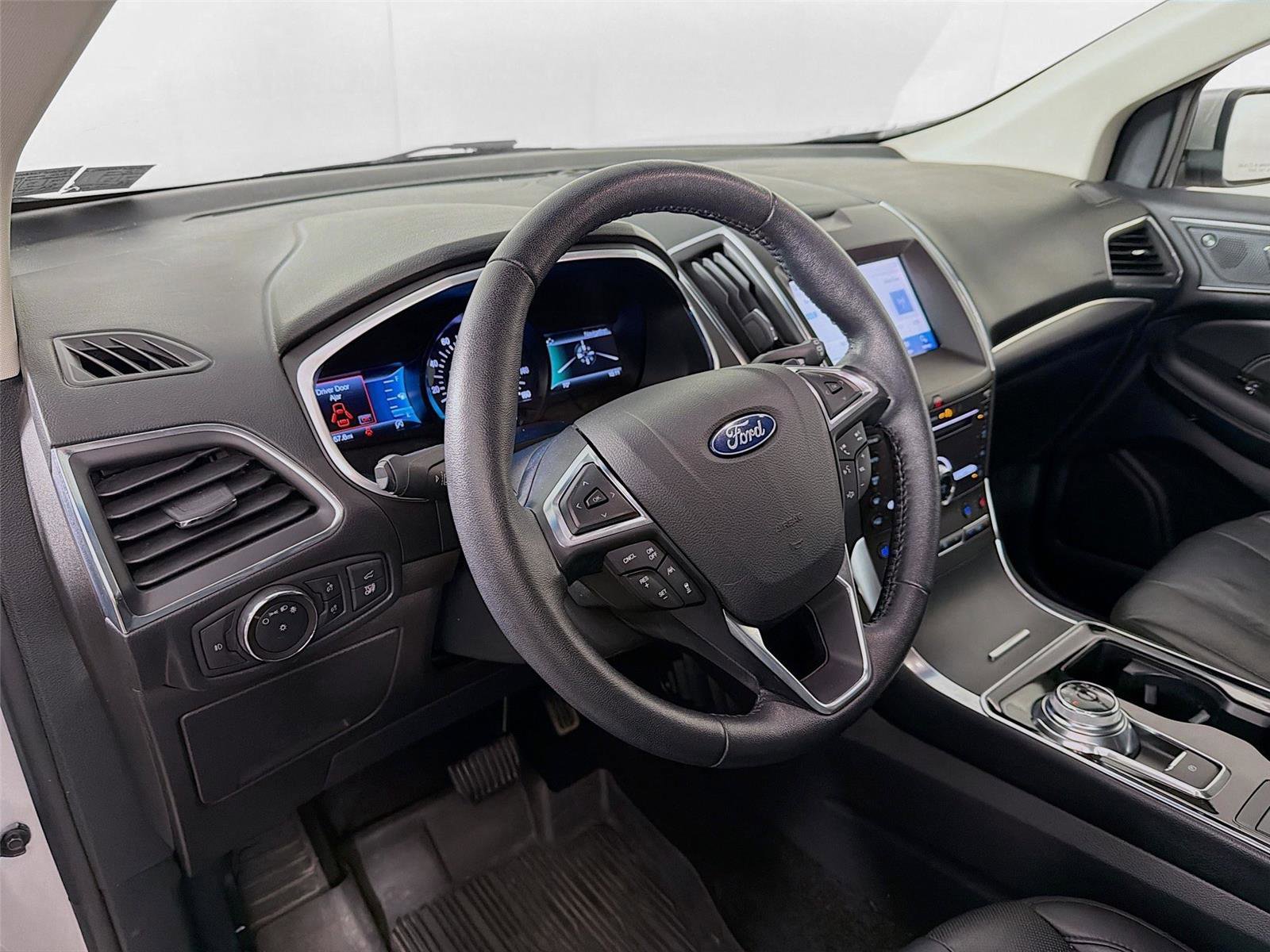 Used 2019 Ford Edge Titanium w/ Equipment Group 301A AWD/4WD image 9