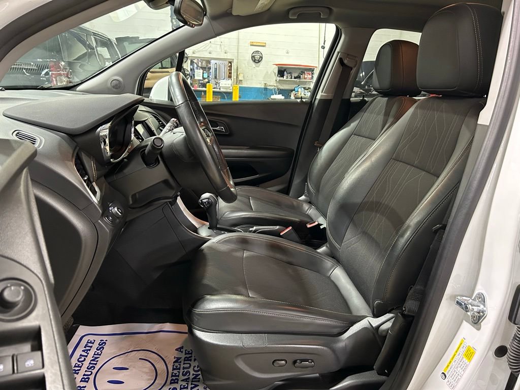 Used 2022 Chevrolet Trax LT w/ LT Convenience Package AWD/4WD image 17