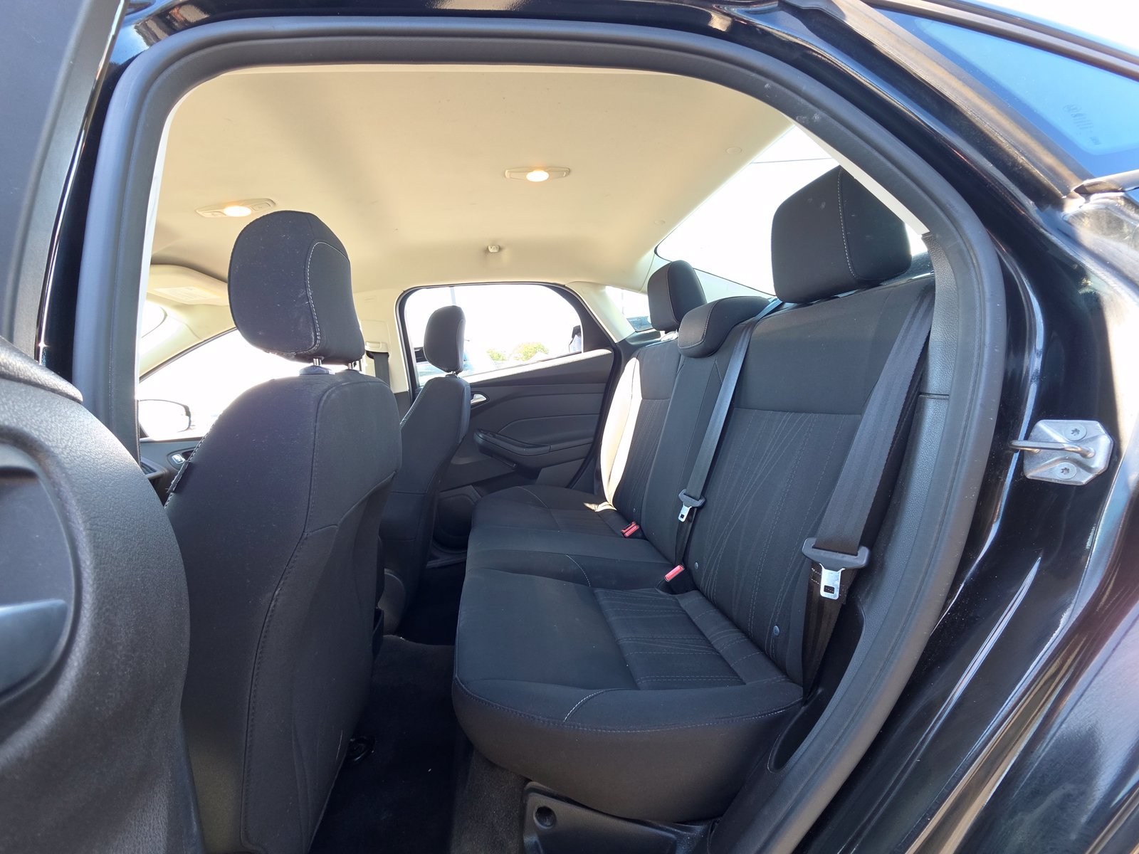 Used 2018 Ford Focus SE w/ SE Appearance Package FWD image 25