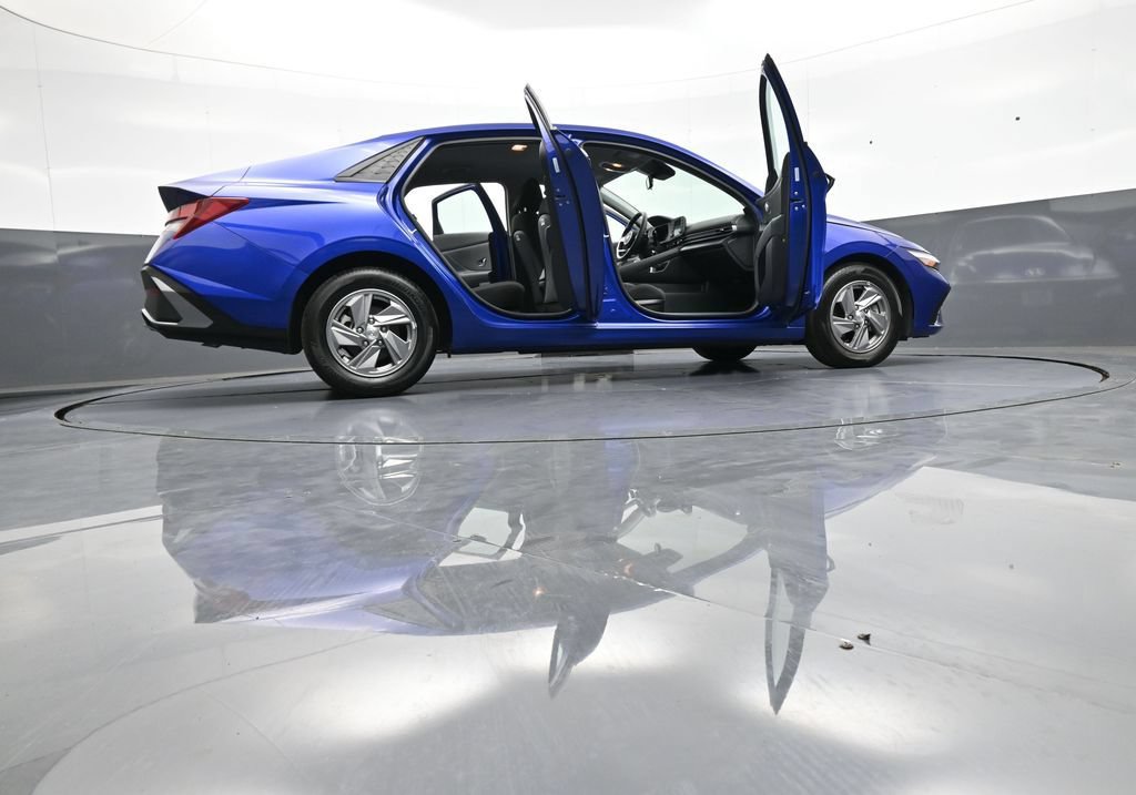 Certified 2025 Hyundai Elantra SE FWD image 47