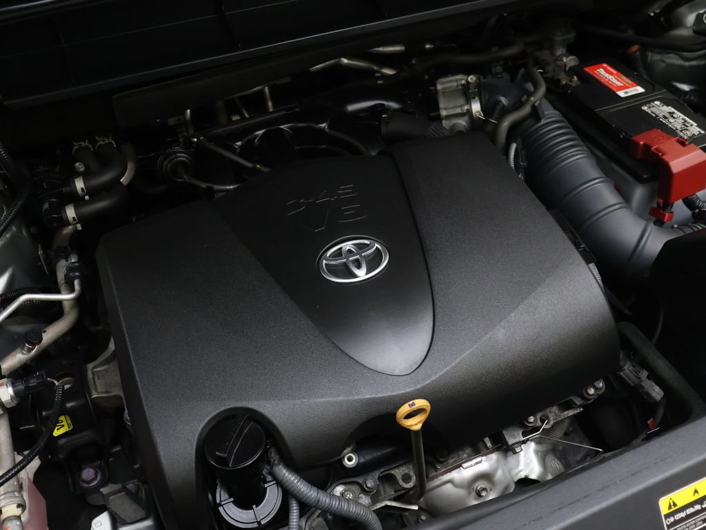 Used 2021 Toyota Highlander L FWD image 28