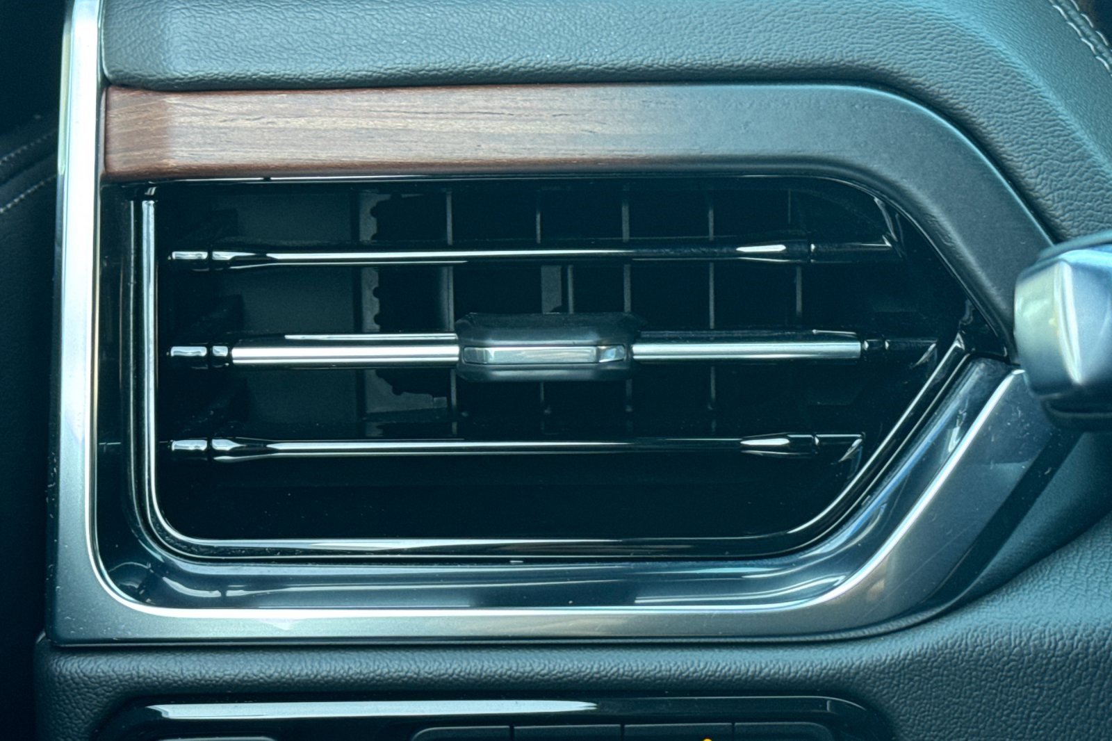 Used 2025 GMC Yukon Denali image 28