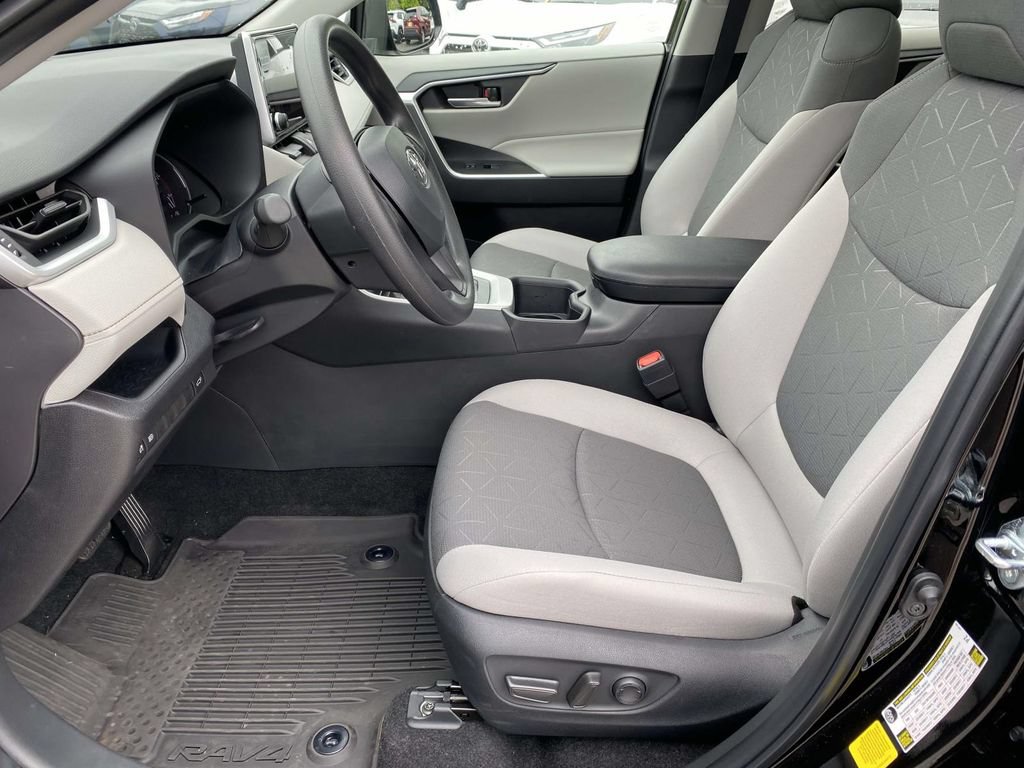 Used 2025 Toyota RAV4 XLE w/ Convenience Package FWD image 19