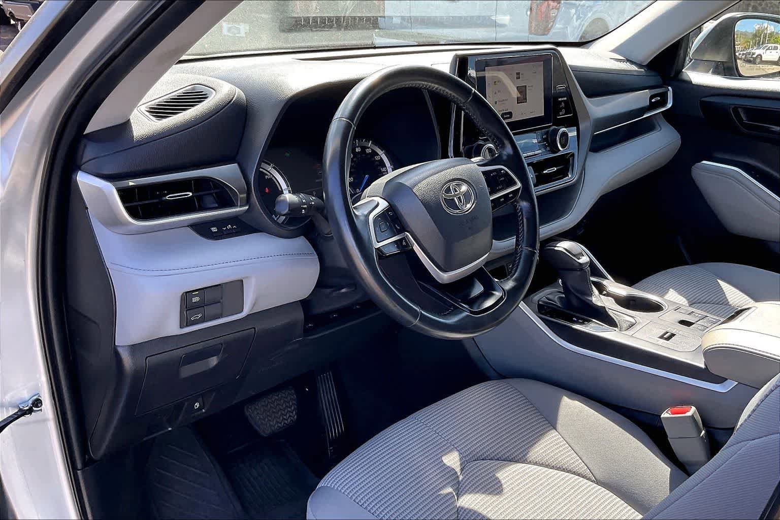 Used 2023 Toyota Highlander LE FWD image 2