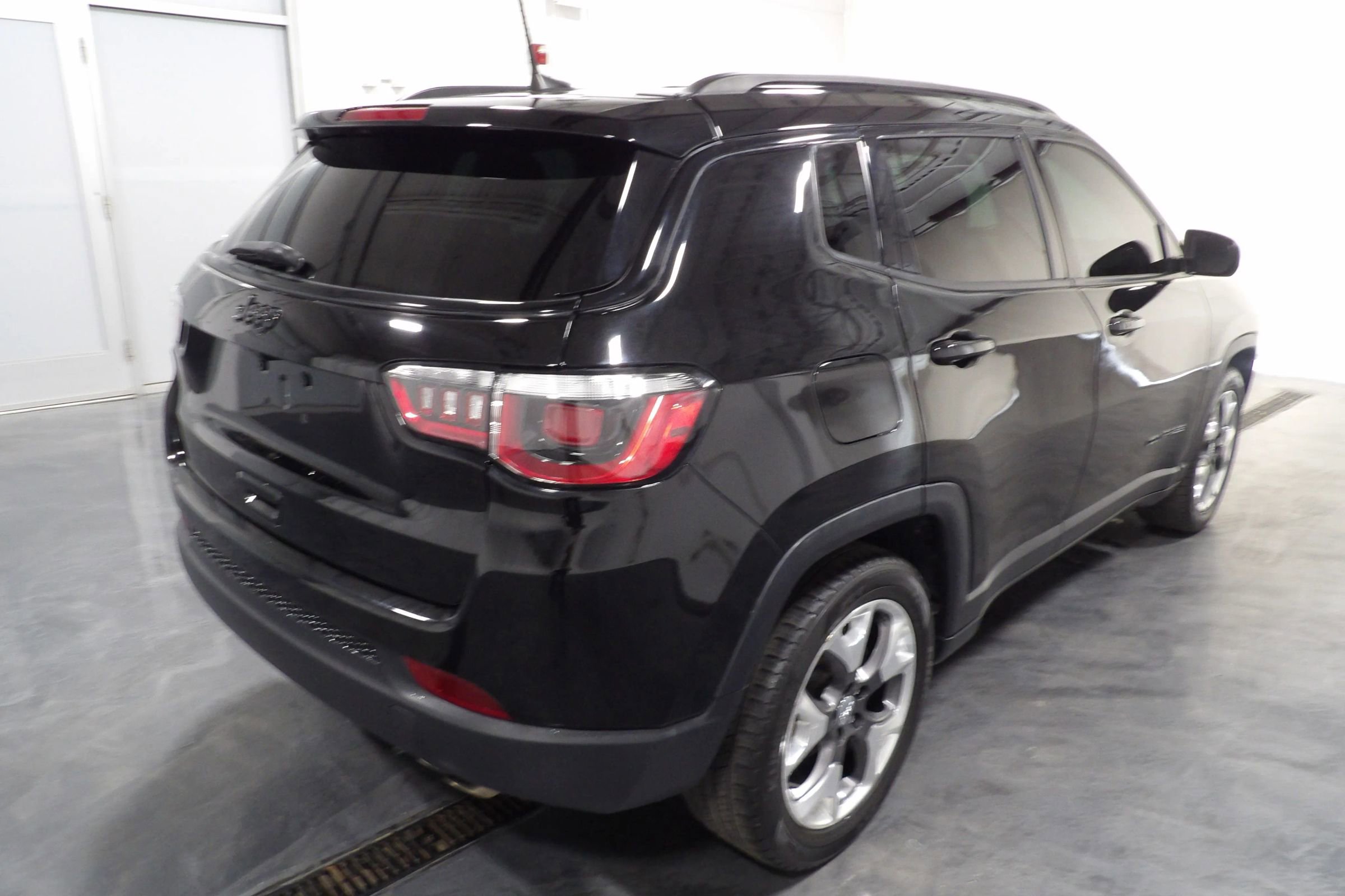Used 2020 Jeep Compass Latitude FWD image 4