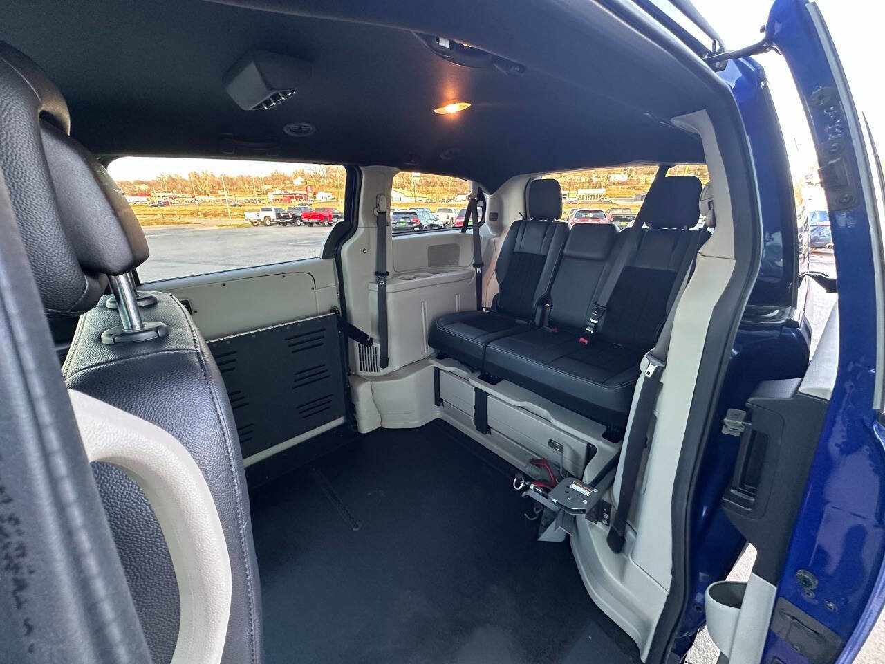 Used 2018 Dodge Grand Caravan SXT image 16