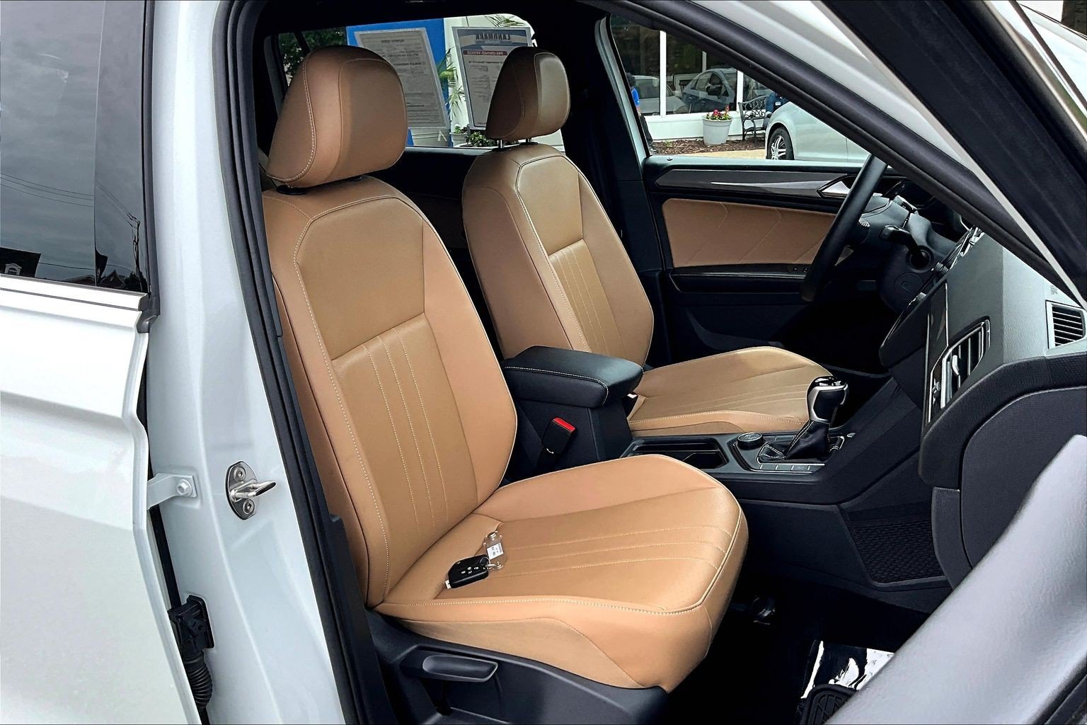 Used 2024 Volkswagen Tiguan SE w/ Panoramic Sunroof Package AWD/4WD image 7