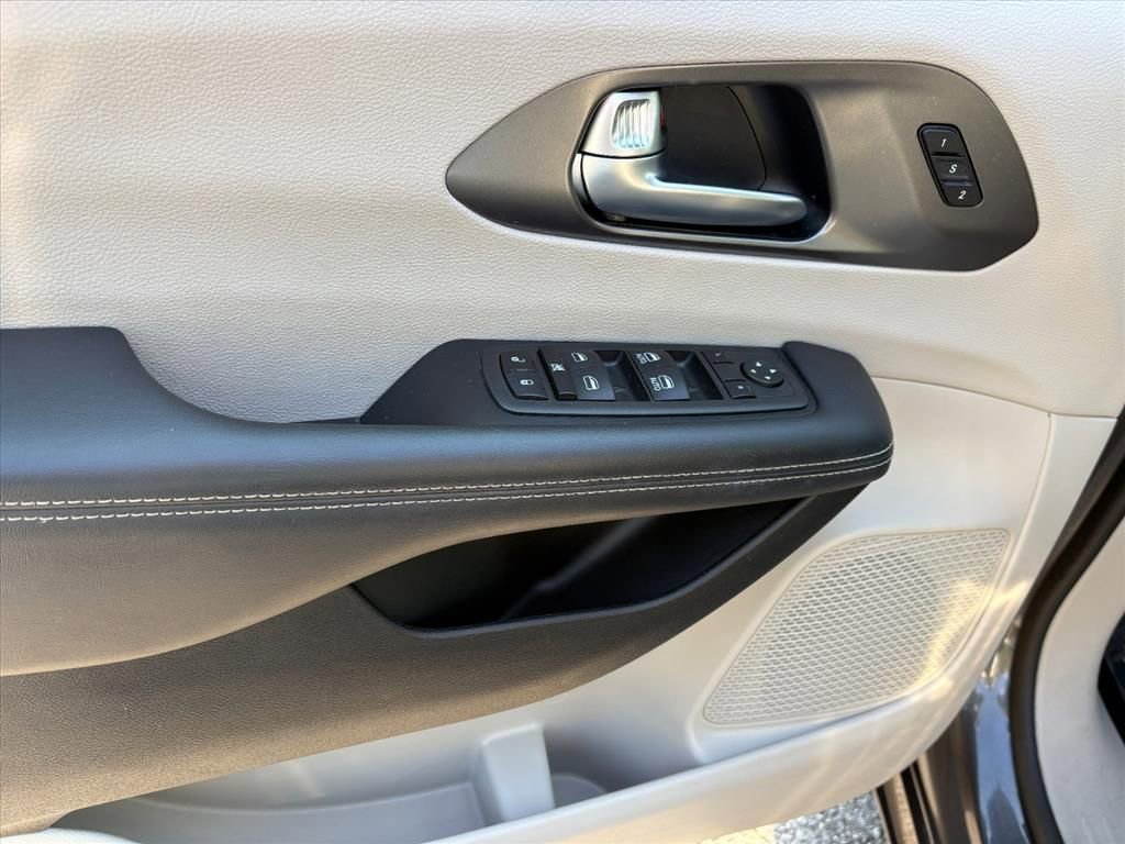 Used 2023 Chrysler Pacifica Touring-L image 20