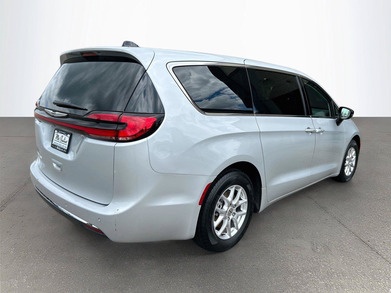 Used 2024 Chrysler Pacifica Touring-L FWD image 4