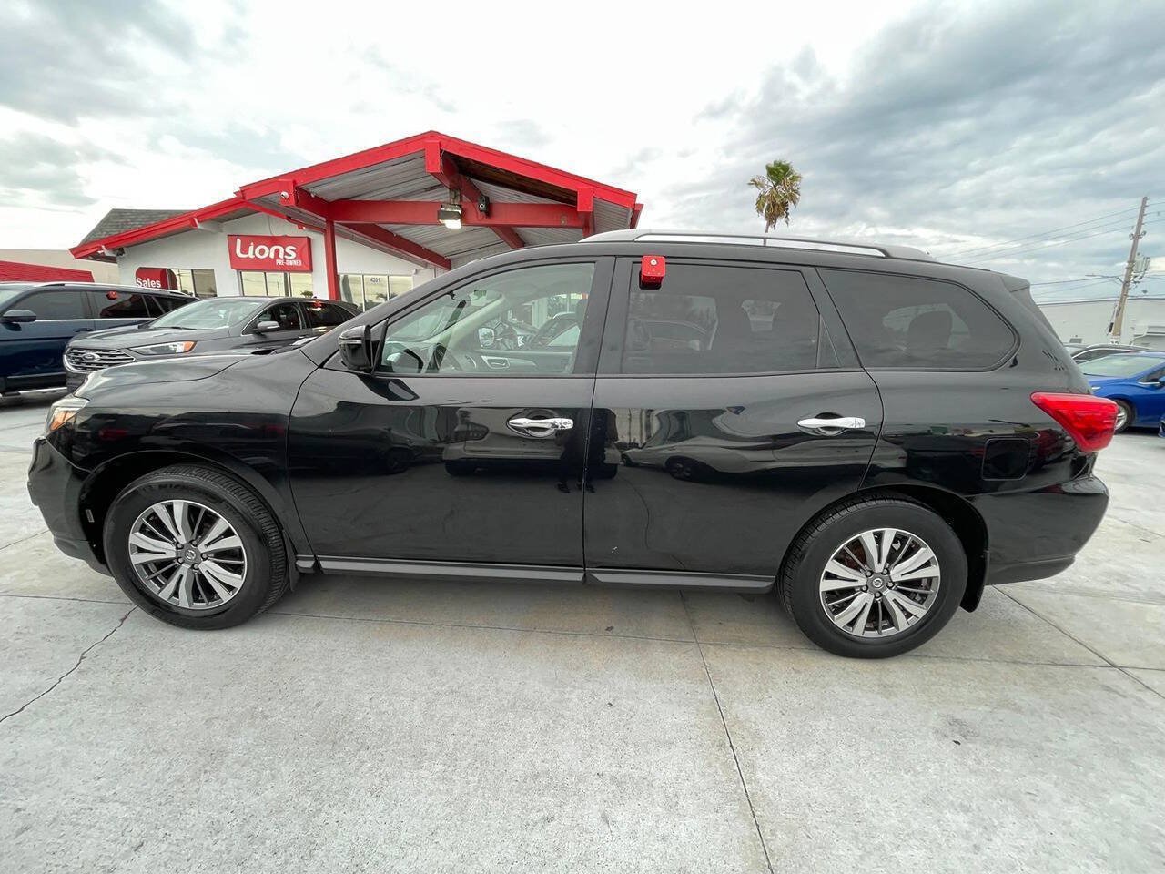 Used 2019 Nissan Pathfinder SL AWD/4WD image 4