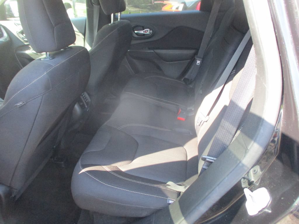 Used 2016 Jeep Cherokee Latitude w/ Cold Weather Group FWD image 7