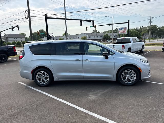 Used 2024 Chrysler Pacifica Limited FWD image 30
