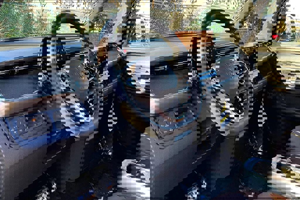 Certified 2025 Volkswagen ID. Buzz Pro S image 14