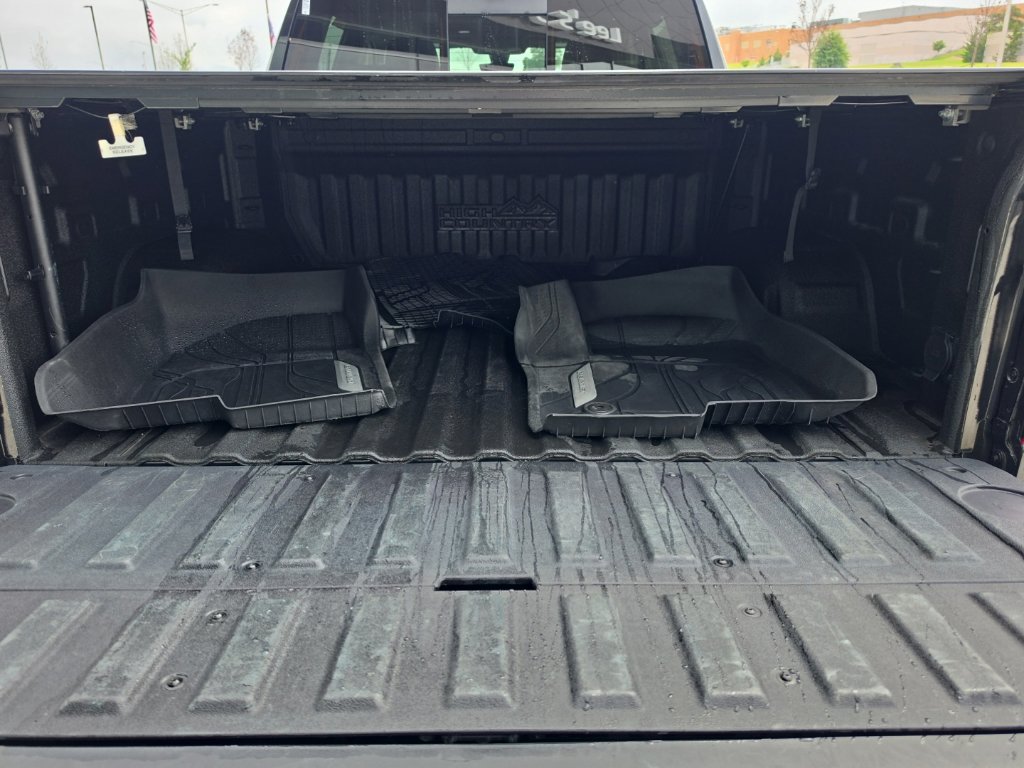Used 2022 Chevrolet Silverado 1500 High Country w/ Technology Package AWD/4WD image 13