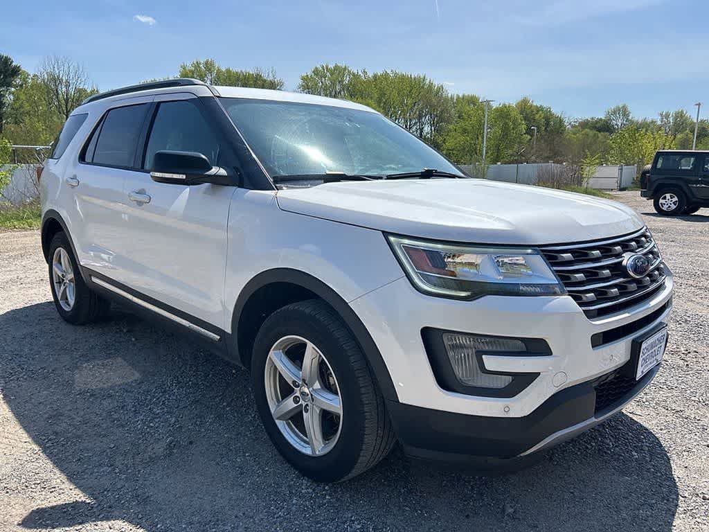 Used 2017 Ford Explorer XLT w/ Equipment Group 202A AWD/4WD image 3
