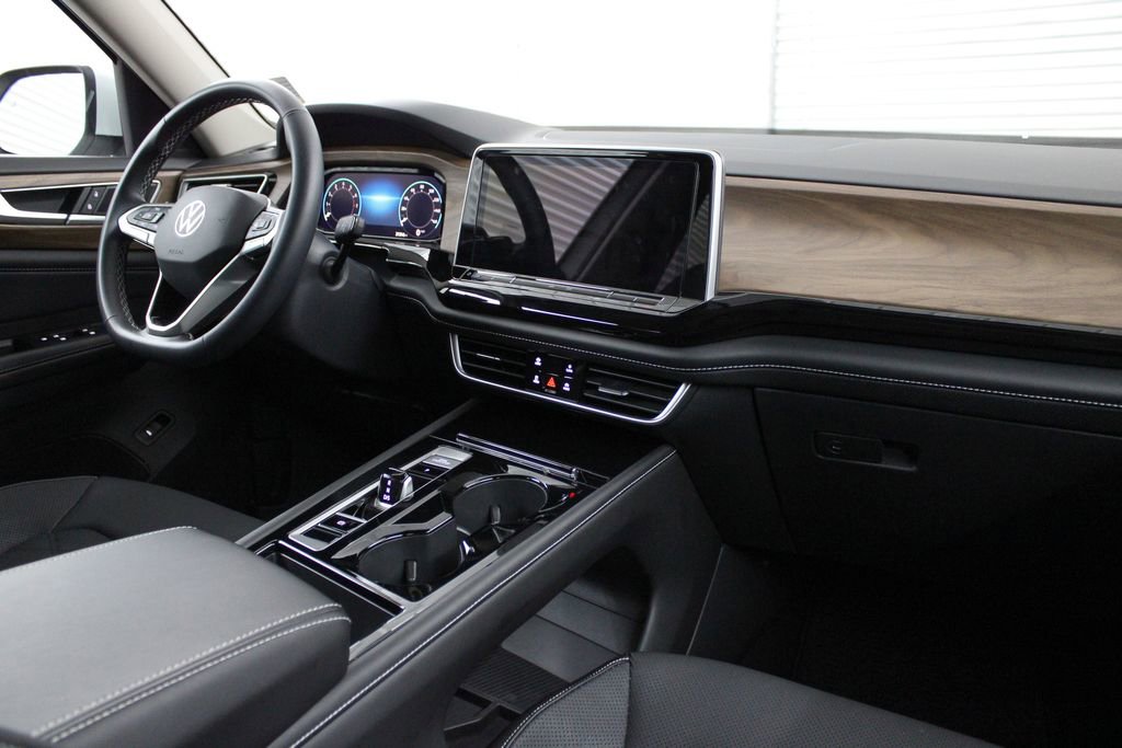 Used 2024 Volkswagen Atlas SE w/ Black Wheel Package FWD image 22