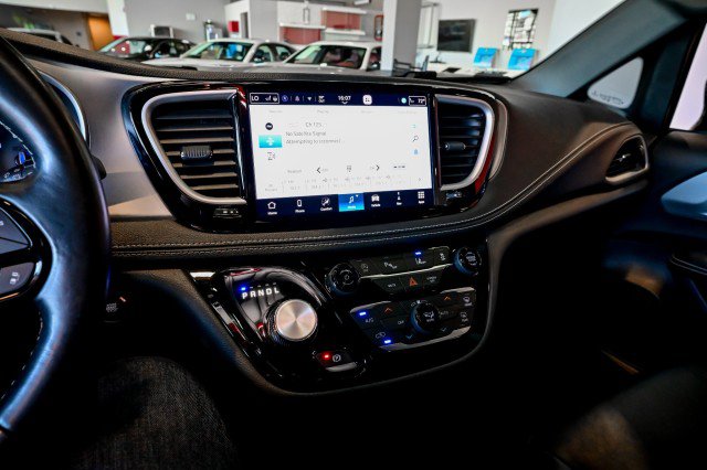 Used 2021 Chrysler Pacifica Touring-L w/ S Appearance Package image 30