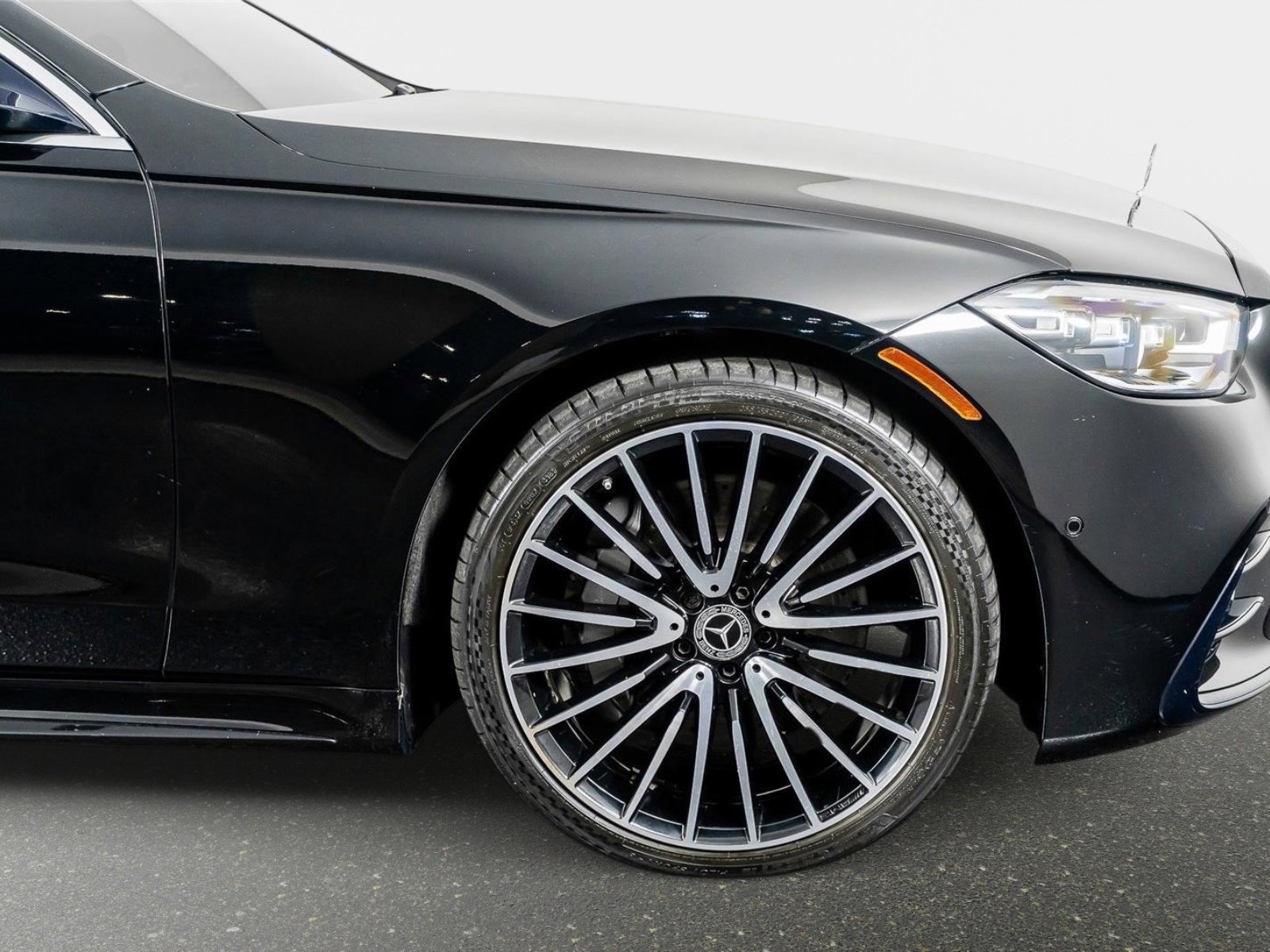 Used 2022 Mercedes-Benz S 580 4MATIC Sedan w/ AMG Line Package image 6
