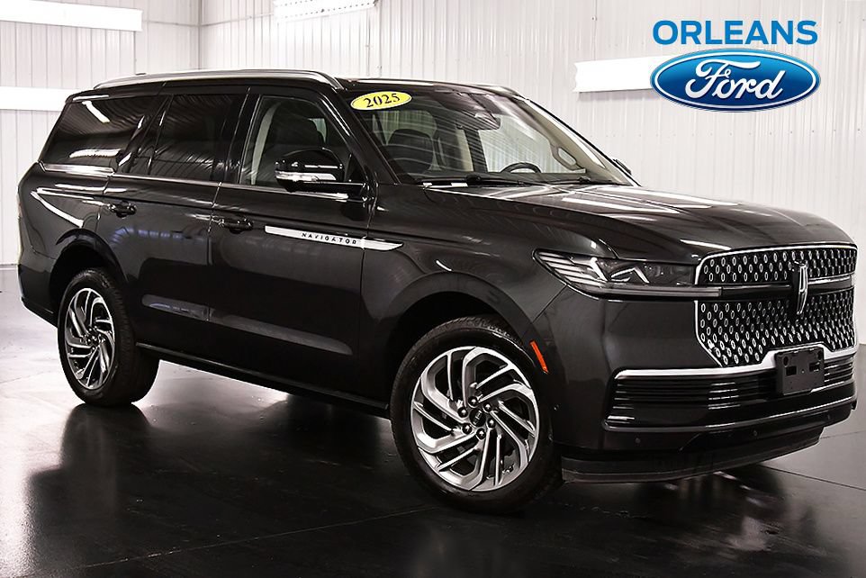 Used 2025 Lincoln Navigator Reserve AWD/4WD image 1