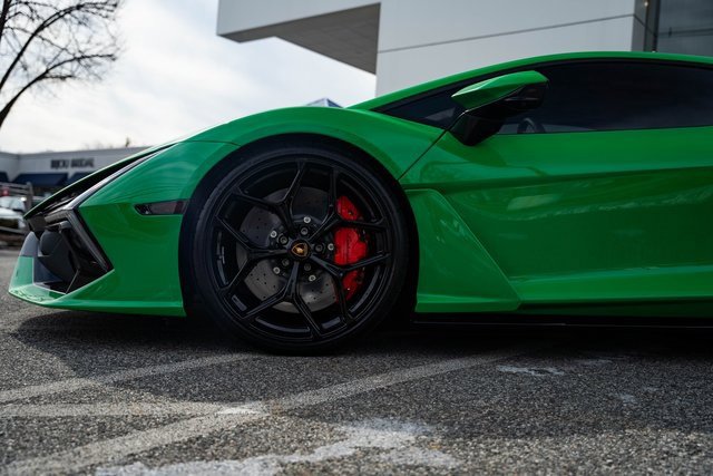 Used 2024 Lamborghini Revuelto image 13