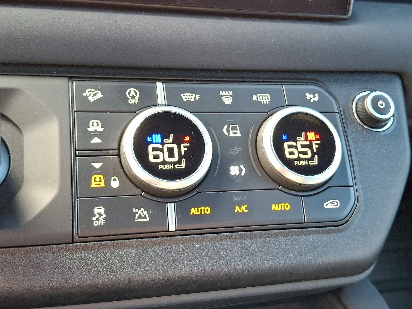 Used 2023 Land Rover Defender 130 X-Dynamic SE image 16