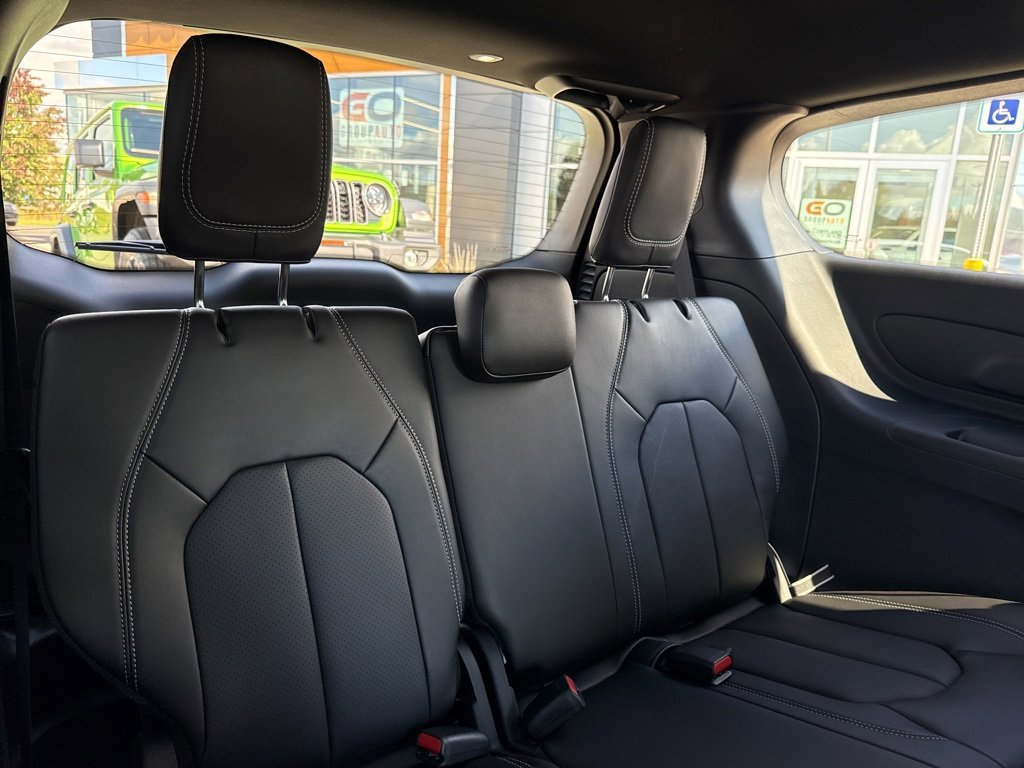 New 2026 Chrysler Pacifica Select image 12