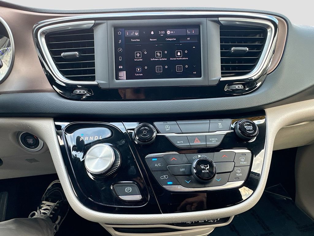 Used 2023 Chrysler Voyager LX image 17