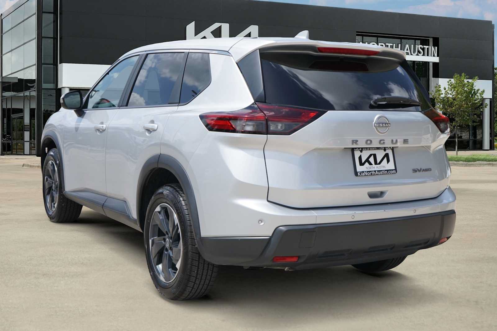 Used 2024 Nissan Rogue SV AWD/4WD image 4