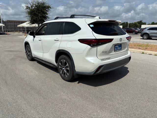 Used 2021 Toyota Highlander XLE FWD image 3