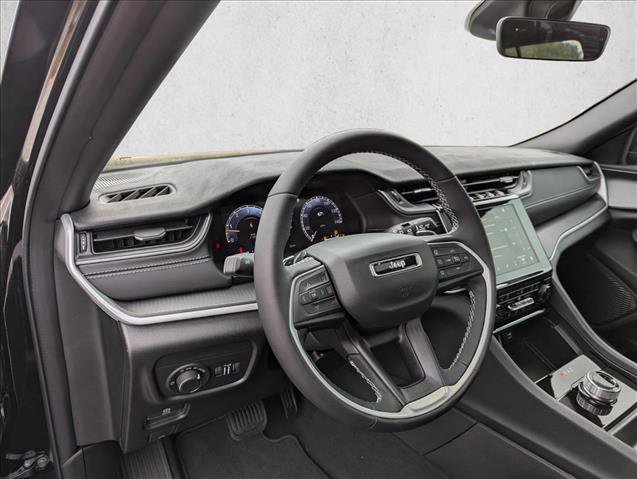 Used 2025 Jeep Grand Cherokee Laredo image 11