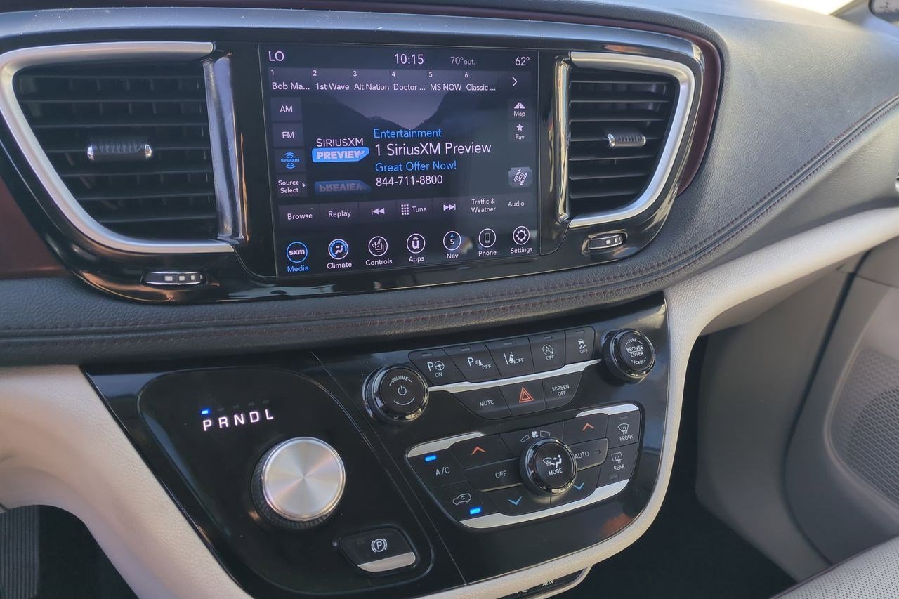 Used 2020 Chrysler Pacifica Limited w/ Tire & Wheel Group image 16