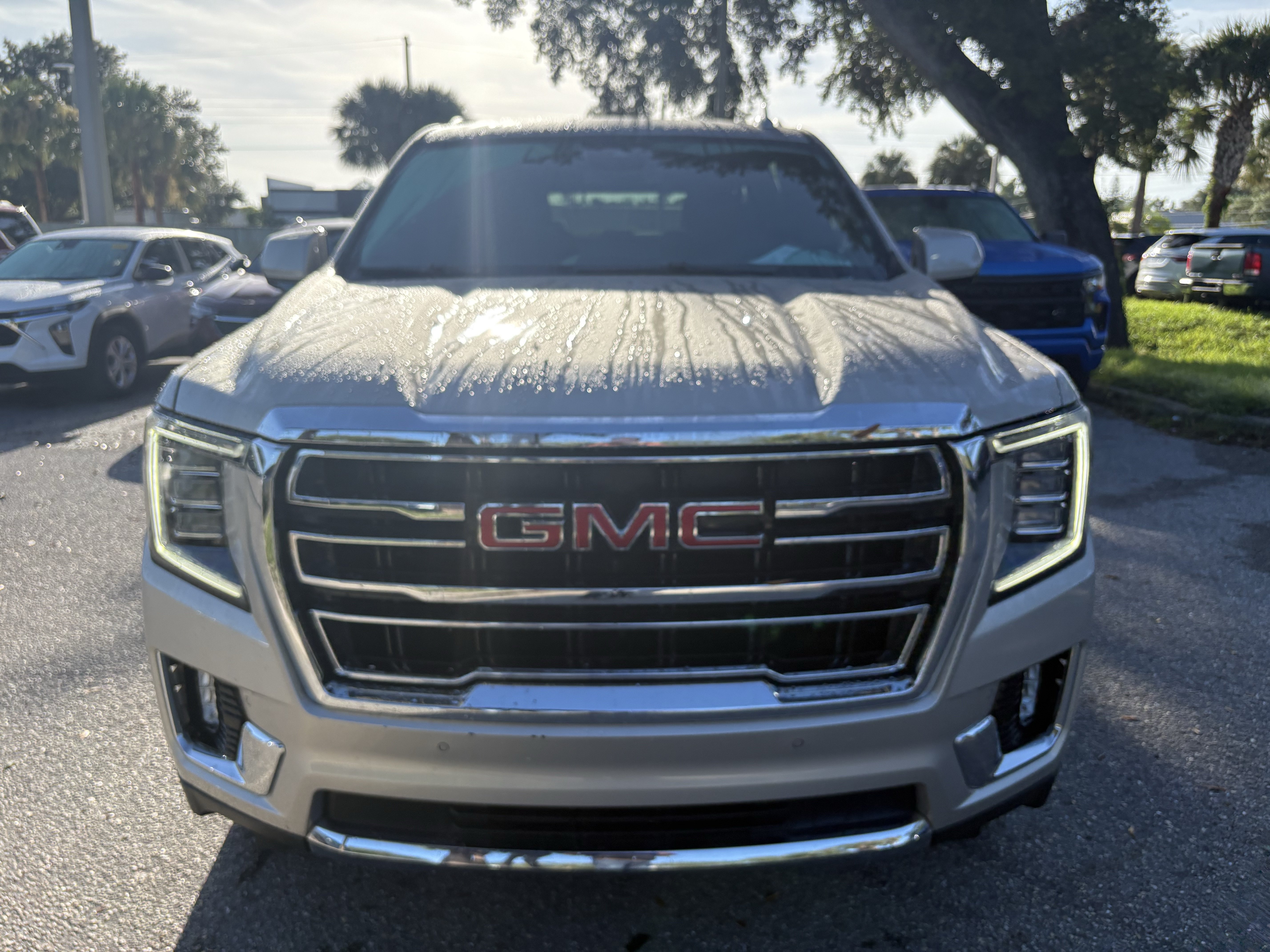 Used 2023 GMC Yukon XL SLT AWD/4WD image 2