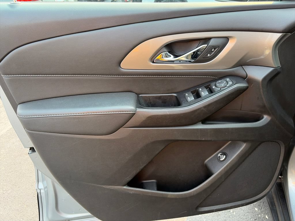 Used 2023 Chevrolet Traverse LT FWD image 18