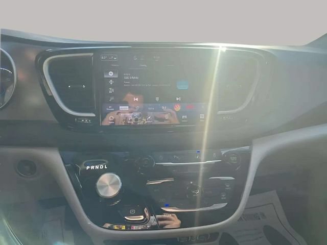 Used 2024 Chrysler Pacifica Touring-L FWD image 8