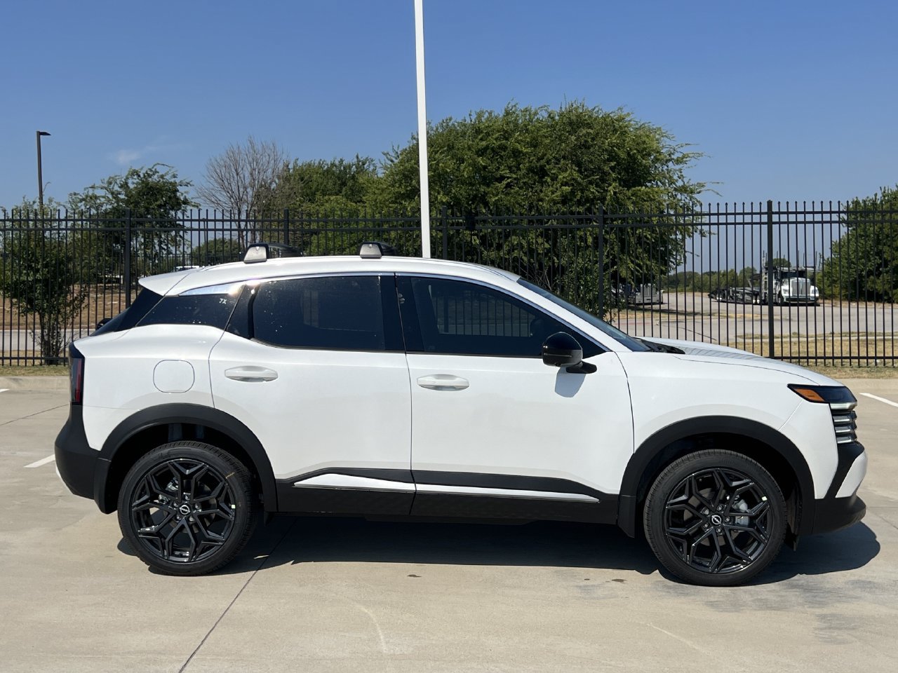 New 2027 Nissan Kicks SR FWD image 3