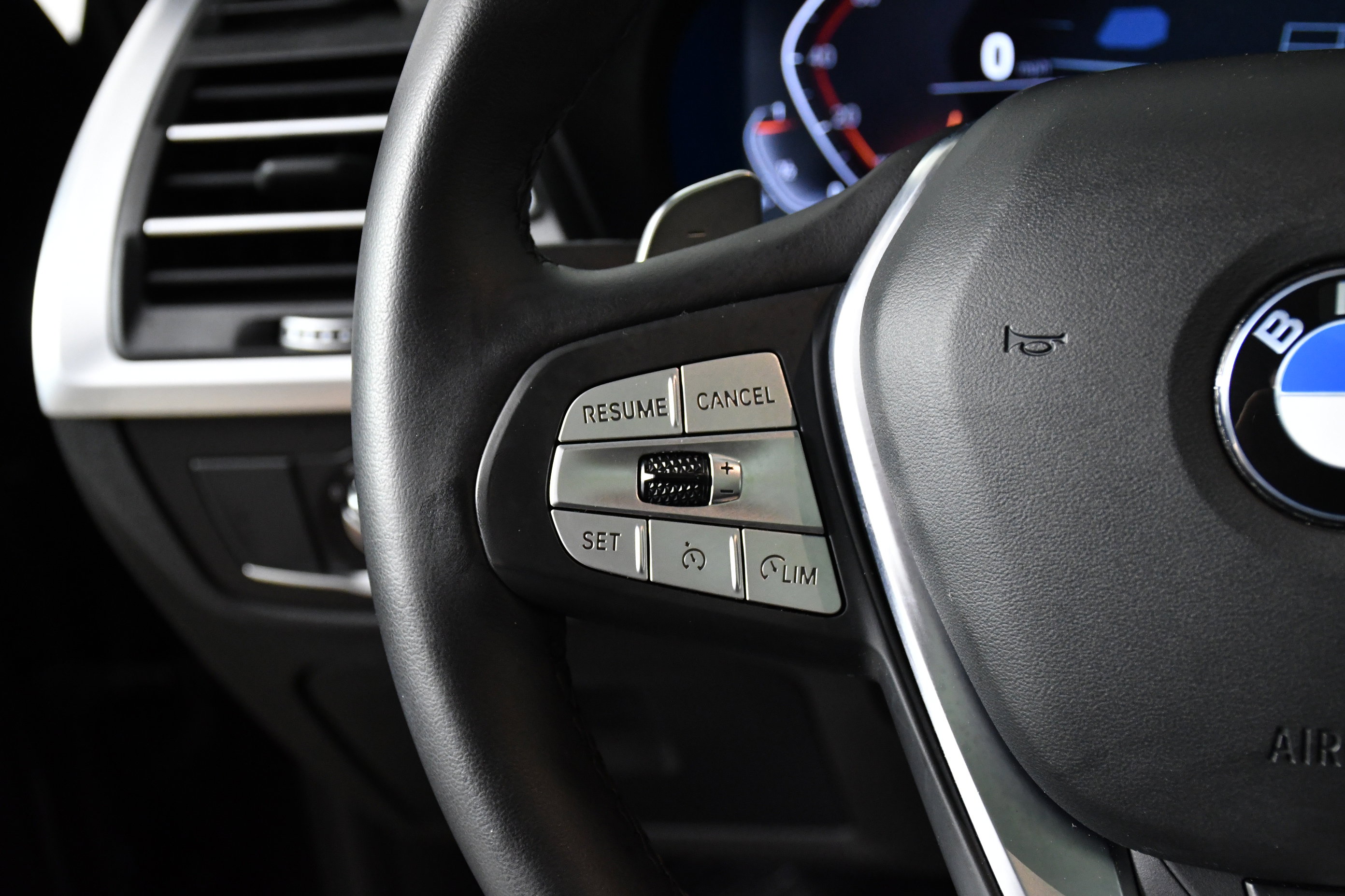 Used 2025 BMW X4 xDrive30i image 11