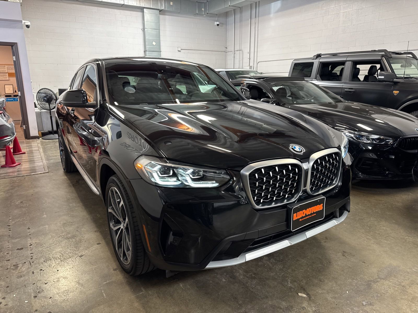 Used 2023 BMW X4 xDrive30i w/ Convenience Package AWD/4WD image 3