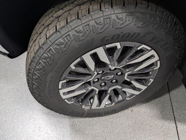 New 2027 Chevrolet Suburban Z71 w/ Z71 Off-Road Package AWD/4WD image 9