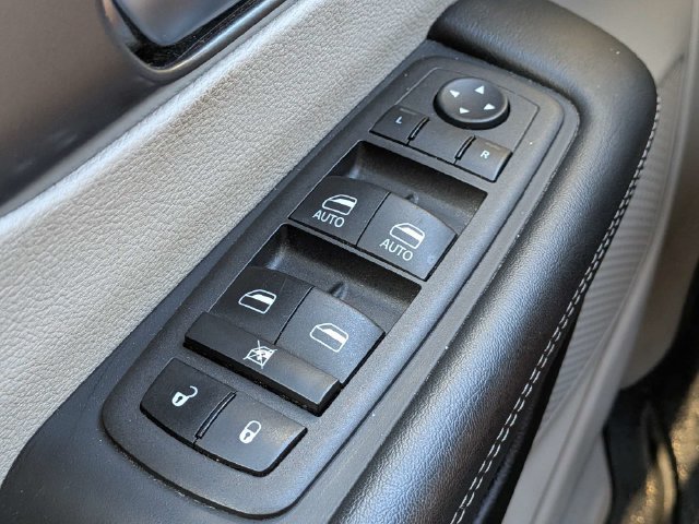 Used 2023 Chrysler Pacifica Touring-L FWD image 25