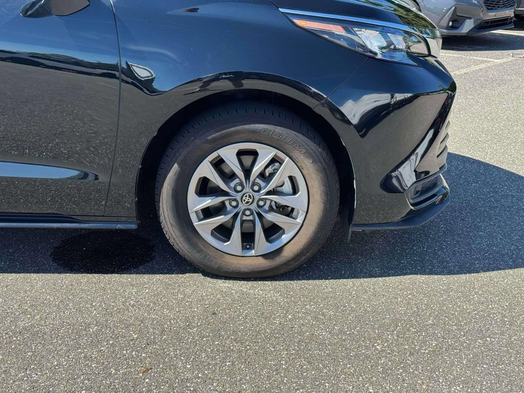 Used 2025 Toyota Sienna LE FWD image 9