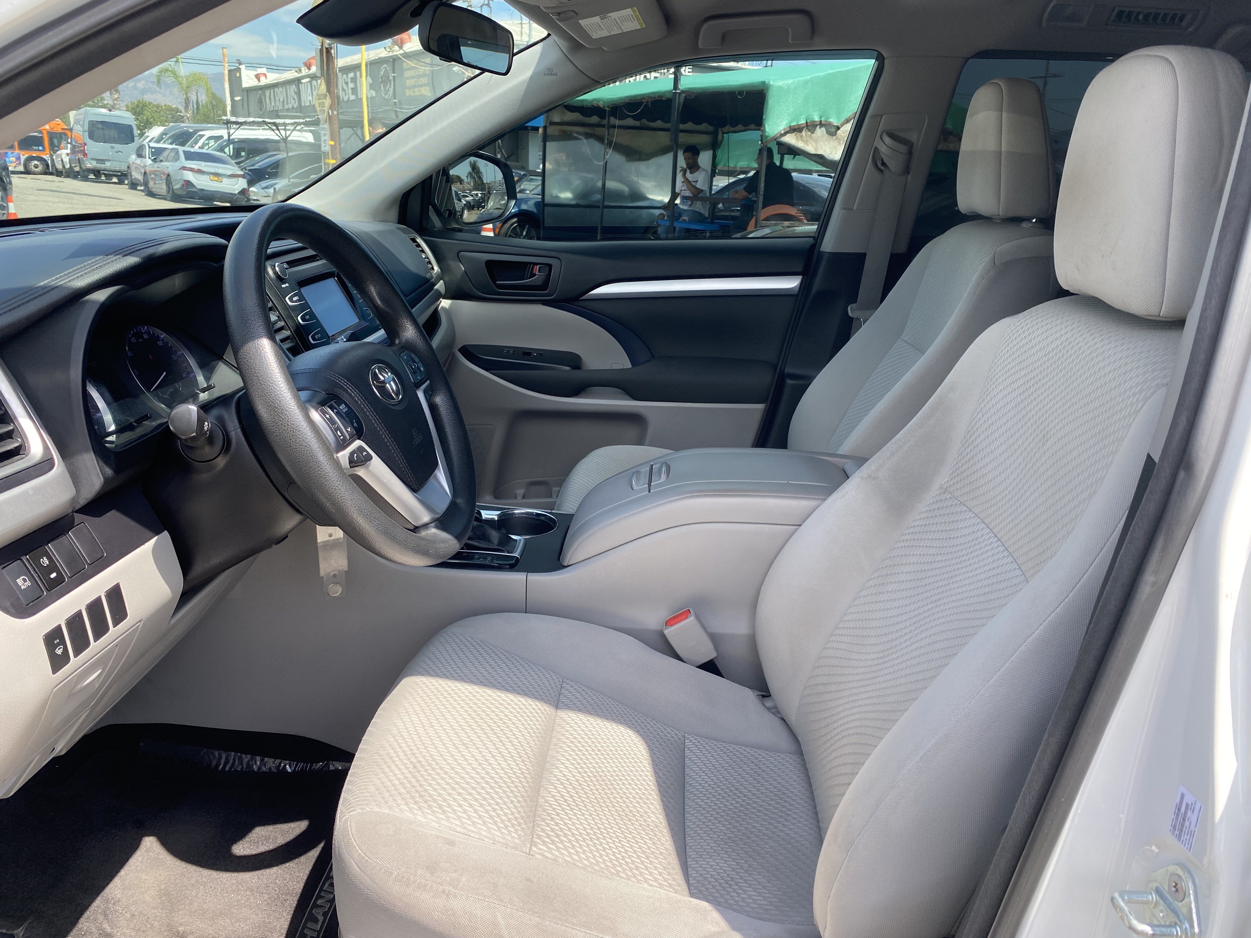 Used 2018 Toyota Highlander LE FWD image 14