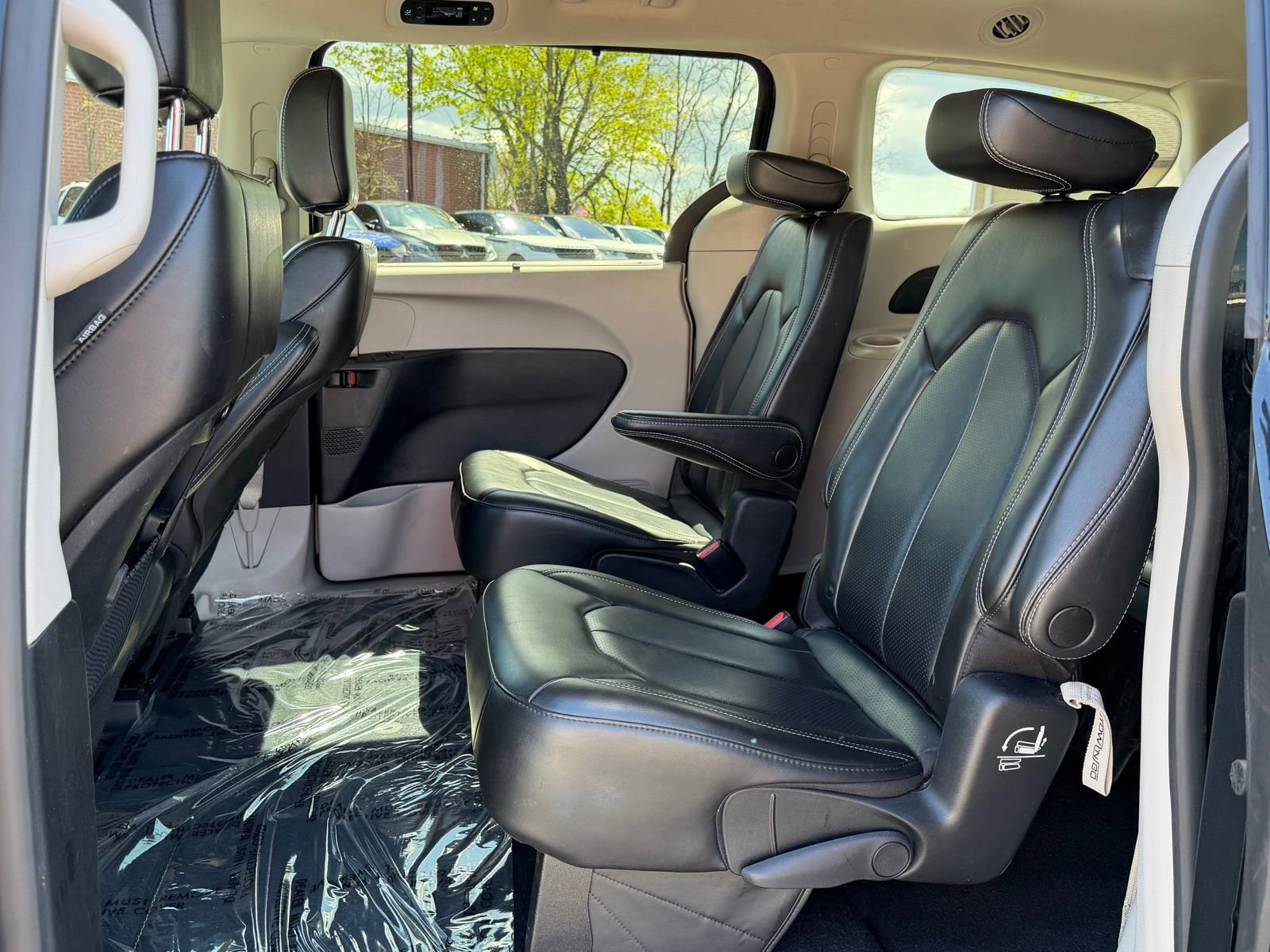 Used 2023 Chrysler Pacifica Touring-L image 15