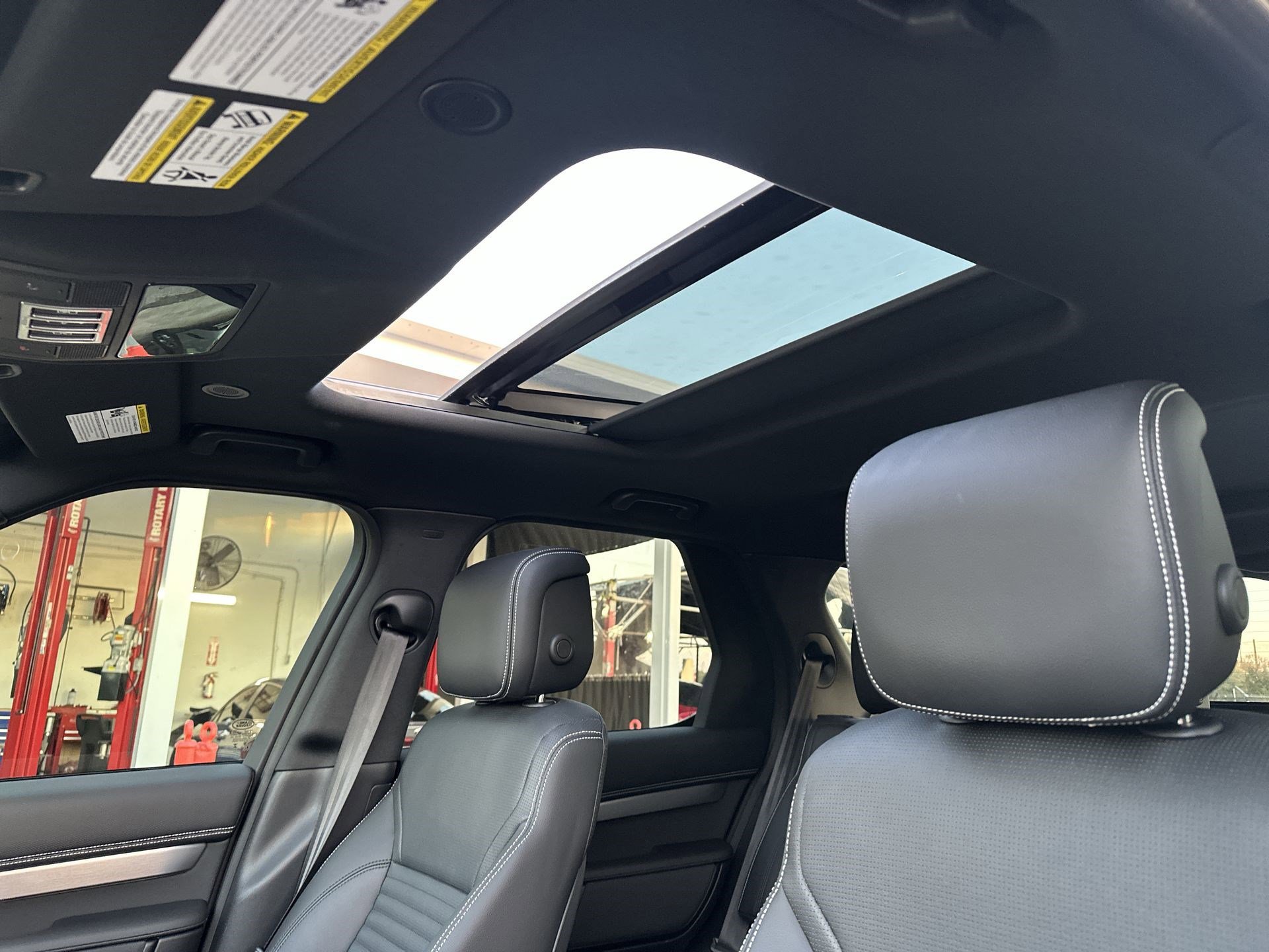 Used 2024 Land Rover Discovery Dynamic SE image 16