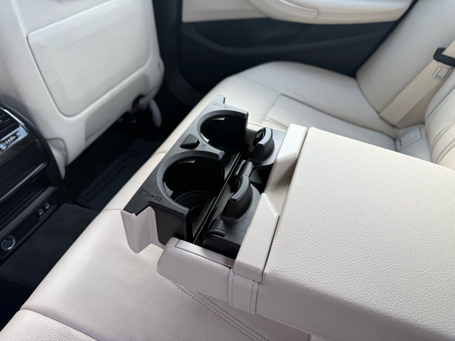Used 2023 BMW 530e w/ Convenience Package image 33