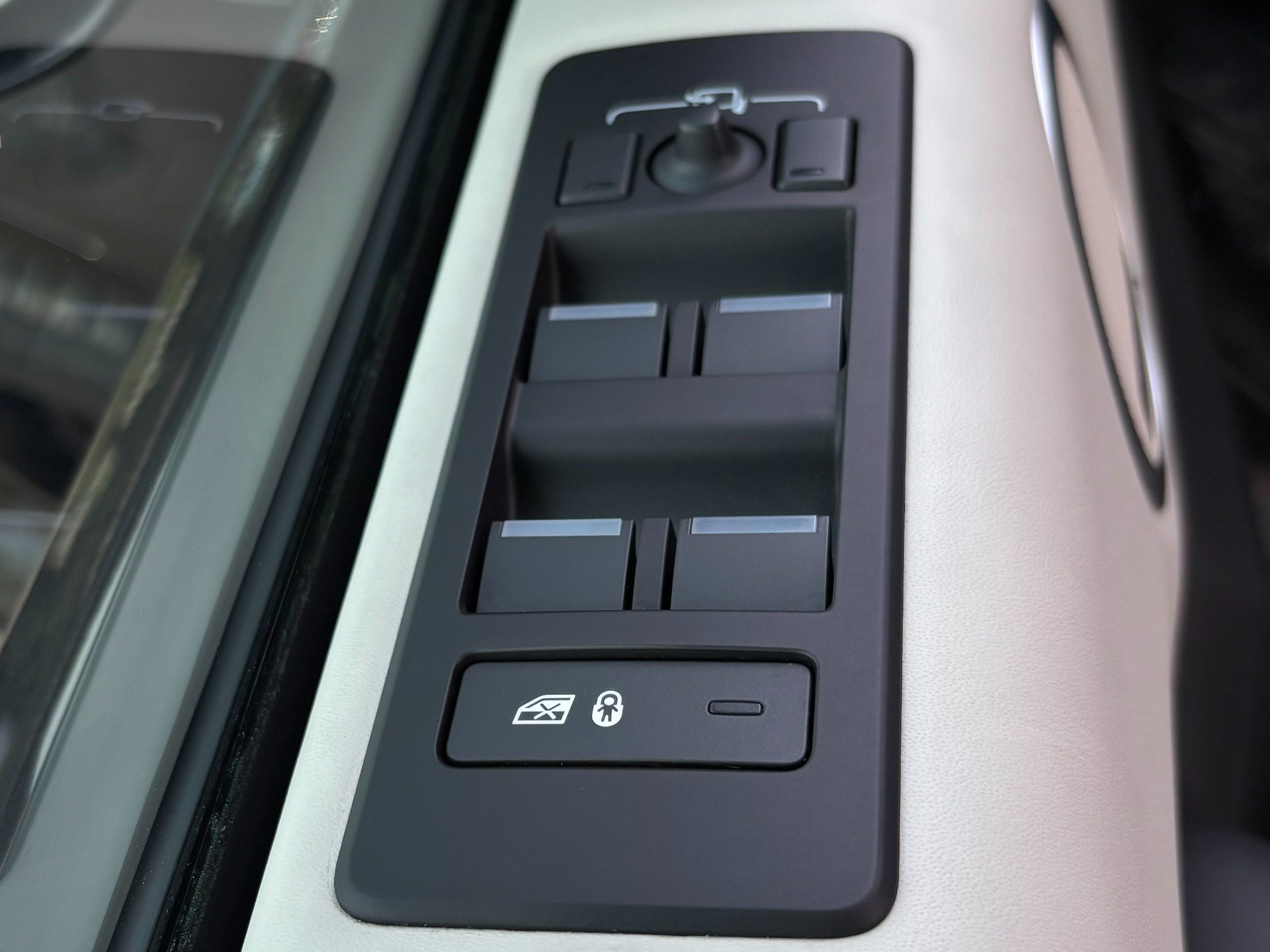 Used 2025 Land Rover Discovery Metropolitan Edition AWD/4WD image 25