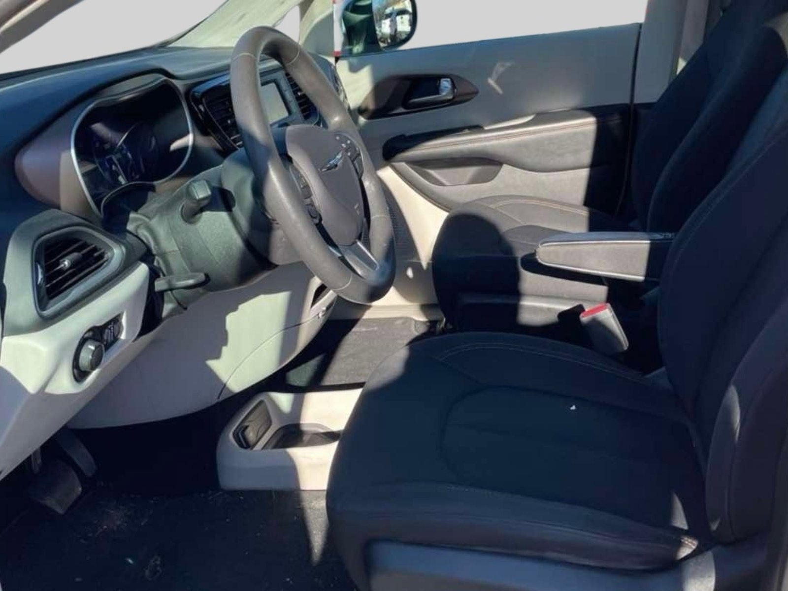 Used 2017 Chrysler Pacifica LX image 4